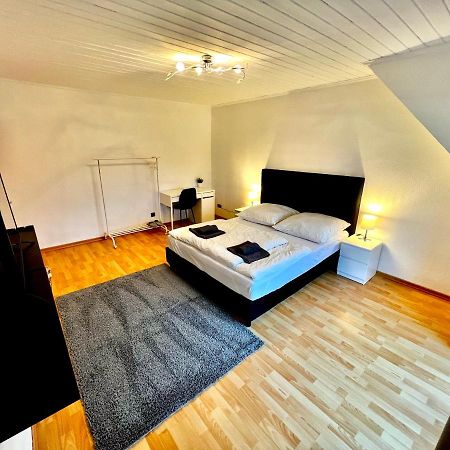 Praktisches Zimmer Im Grossen Haus Mit Garten ดุสเซลดอร์ฟ ภายนอก รูปภาพ