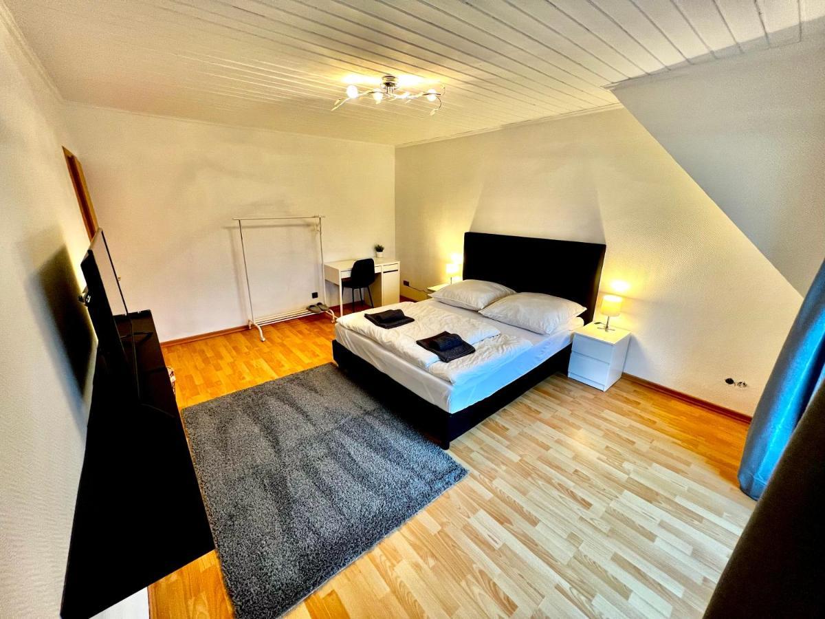 Praktisches Zimmer Im Grossen Haus Mit Garten ดุสเซลดอร์ฟ ภายนอก รูปภาพ